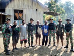 Satgas Yonif 126/KC Sapa Warga Perbatasan Papua